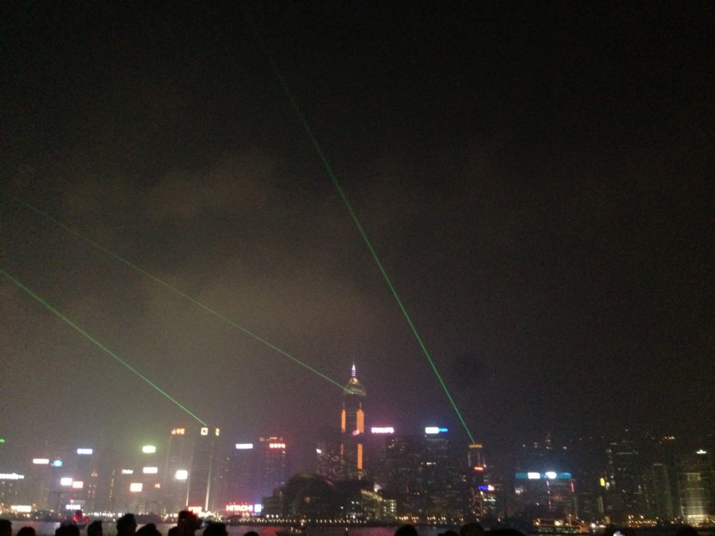 香港の夜景を100万ドル以上に飾るド派手なレーザーショー